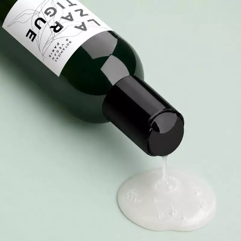 Gros plan sur le bec verseur du shampoing Lazartigue Clear DS et la texture du gel transparent.