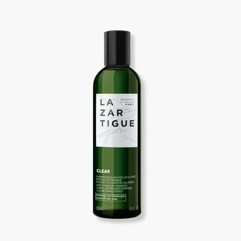 Flacon de shampoing antipelliculaire purifiant Lazartigue CLEAR, packaging blanc et vert sur fond ép