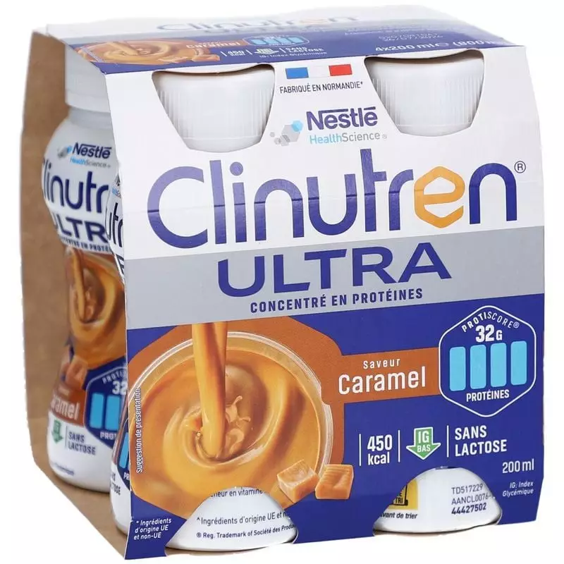 Image d'ambiance de la bouteille Clinutren Ultra Caramel 200 ml avec tasse doseuse et cuillère de po