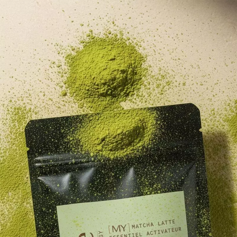 Gros plan sur la texture de la poudre Matcha Latte MiYé, montrant les fines particules vertes.