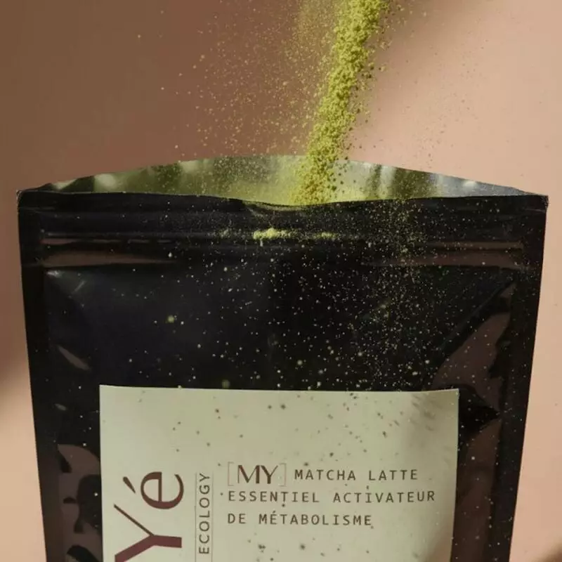 Gros plan sur la cuillère du Matcha Latte MiYé indiquant la portion et le mode d'emploi.