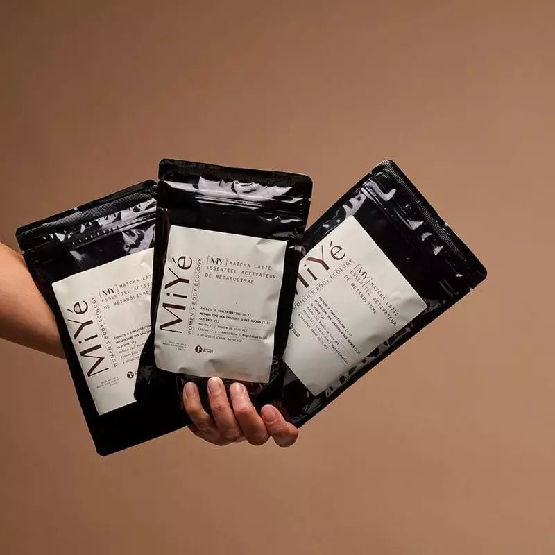 Photo lifestyle de deux tasses de MiYé Matcha Latte avec un livre et une couverture confortables