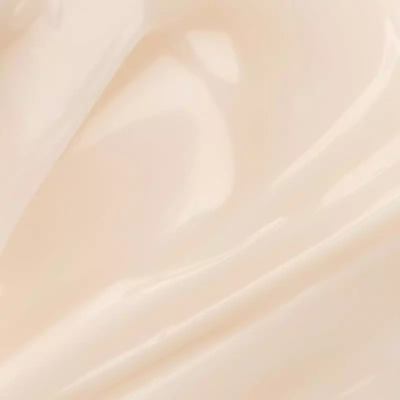 Gros plan sur la texture aérienne du sérum corporel MiYé Cycles Heureux sur la peau, montrant son ab