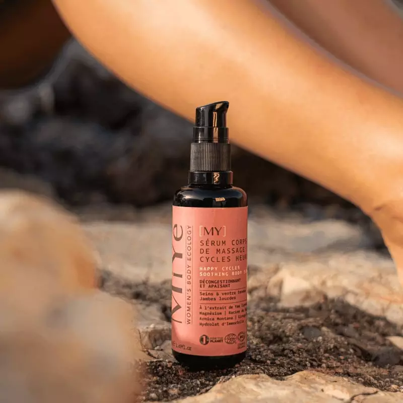 Femme appliquant le sérum MiYé Cycles Heureux sur son ventre avec un massage circulaire doux, dans u