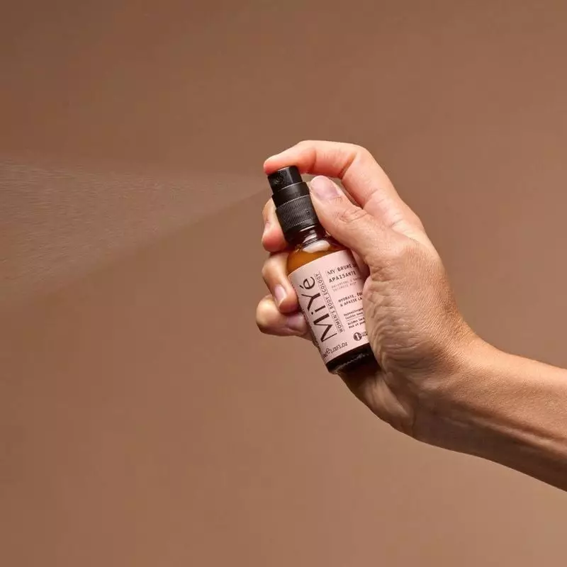 Image lifestyle d'une femme utilisant la brume intime apaisante MiYé pour un confort intime doux.