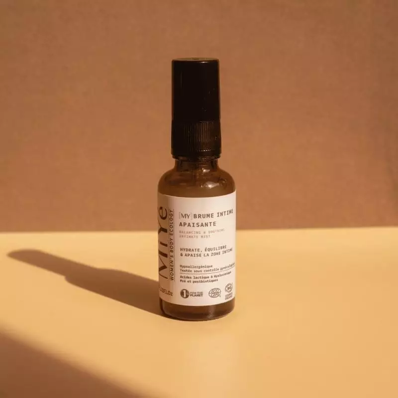 Image d'ambiance de la brume intime apaisante MiYé dans une salle de bain relaxante, évoquant la dou