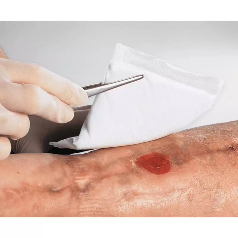 Pansement Vliwazell appliqué sur l'avant-bras d'un patient en clinique avec un professionnel de sant