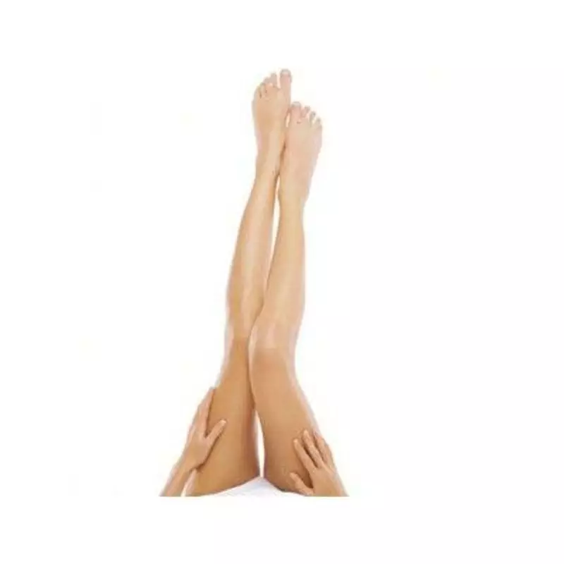 Personne tenant le flacon Herbiolys Veinolys 50 ml dans une scène de vie, pour soulager les jambes l