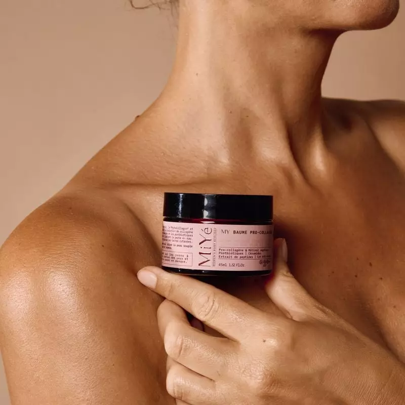 Lifestyle avec le MiYé Baume Pro-collagène Unifiant pour peaux matures - 45 ml dans une salle de bai