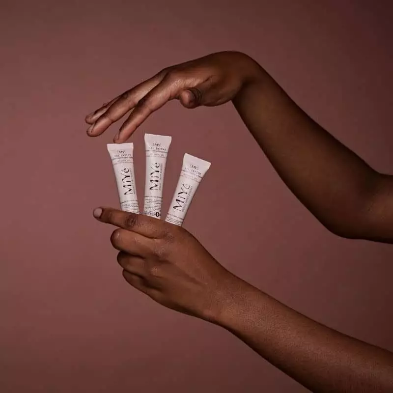 Photo lifestyle du MiYé Gel intime hydratant rééquilibrant à l'aloe vera - 20ml avec des feuilles d'