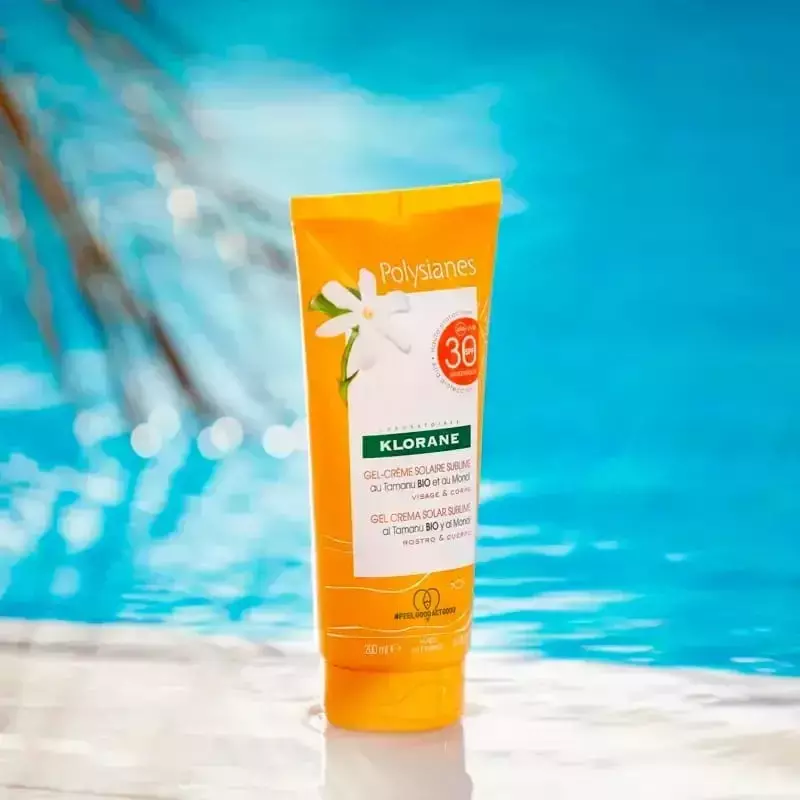 Gros plan de la texture transparente et non grasse du gel-crème solaire SPF30 Klorane Polysianes sur