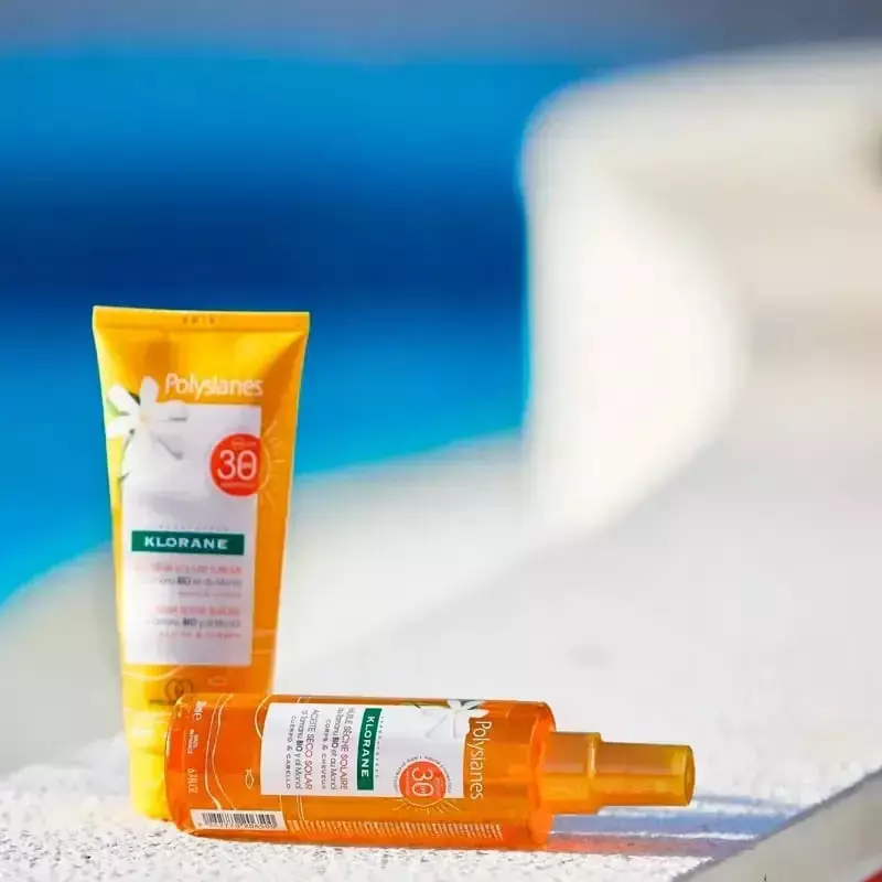 Femme avec un magnifique bronzage doré utilisant l'écran solaire Klorane Polysianes SPF30, illustran