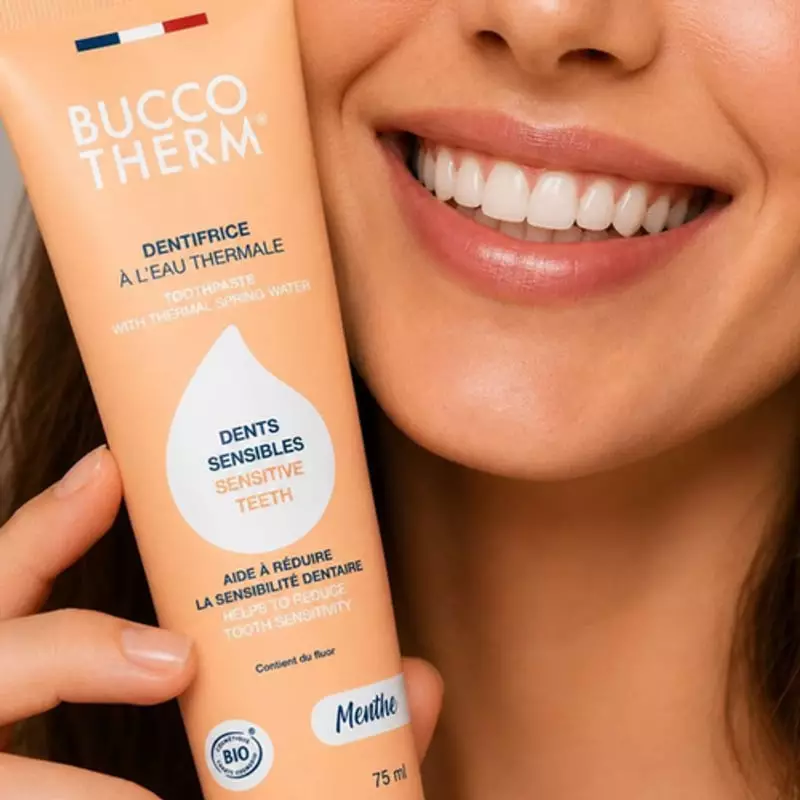 Gel menthe Buccotherm 2094311 appliqué sur une brosse à dents dans une salle de bains lumineuse pour