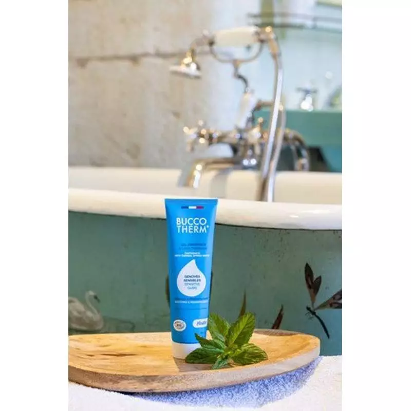 Buccotherm Gel Gencives Sensibles Menthe 1450 ppm fluor - 75 ml sur un lavabo avec une plante verte