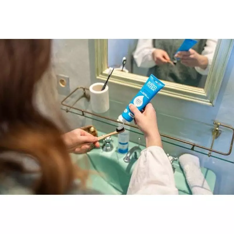 Buccotherm Gel Gencives Sensibles Menthe 1450 ppm fluor - 75 ml posé sur un lavabo avec une brosse à