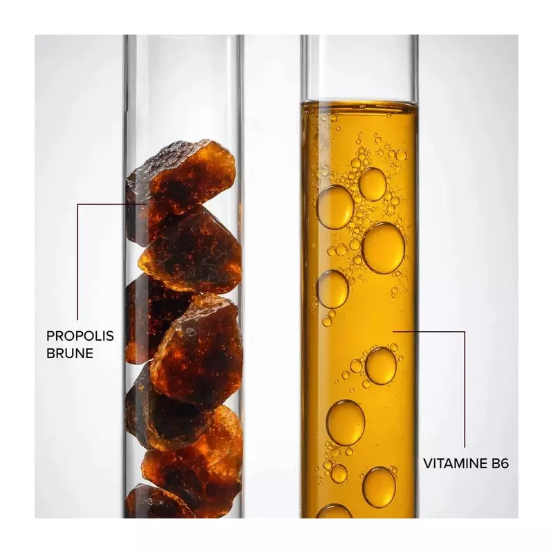 Gros plan d'une ampoule Arkoroyal Propolis 1000 mg, étiquette avec posologie et liquide ambré.