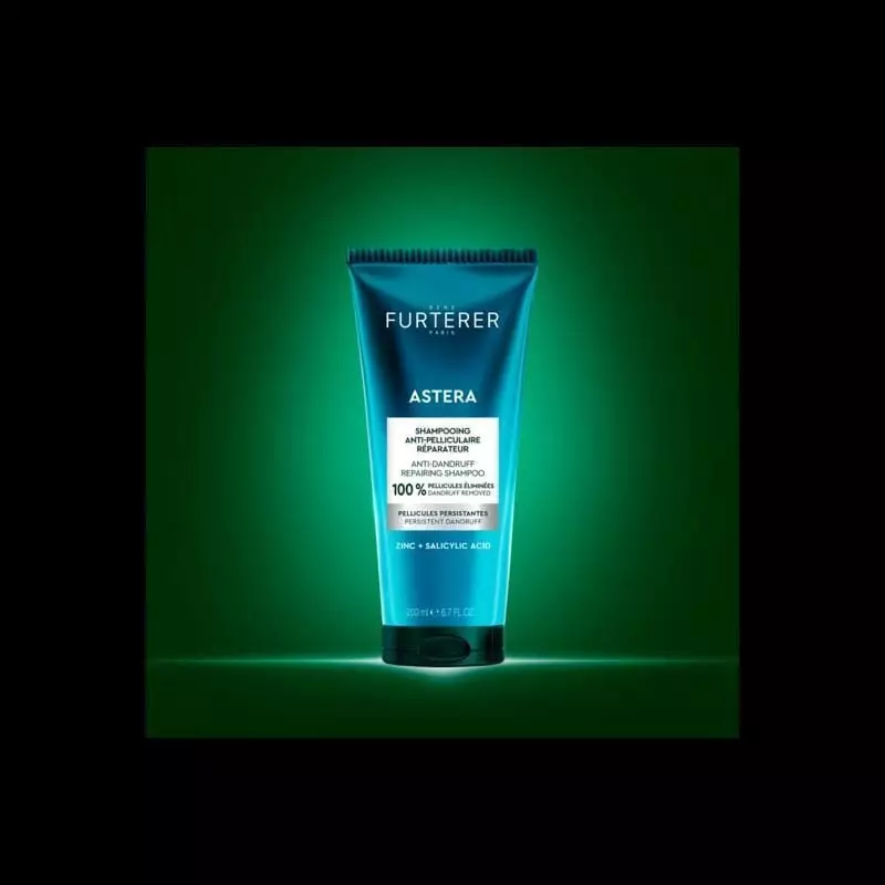 René Furterer Astera shampoing antipelliculaire 200 ml tube brillant sur fond vert foncé
