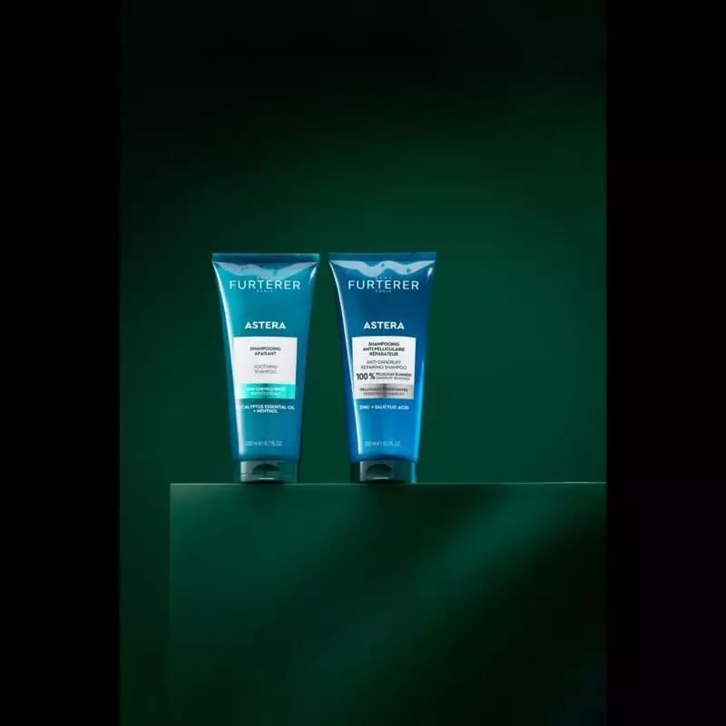 Tubes de shampoing apaisant et antipelliculaire réparateur René Furterer Astera côte à côte sur fond