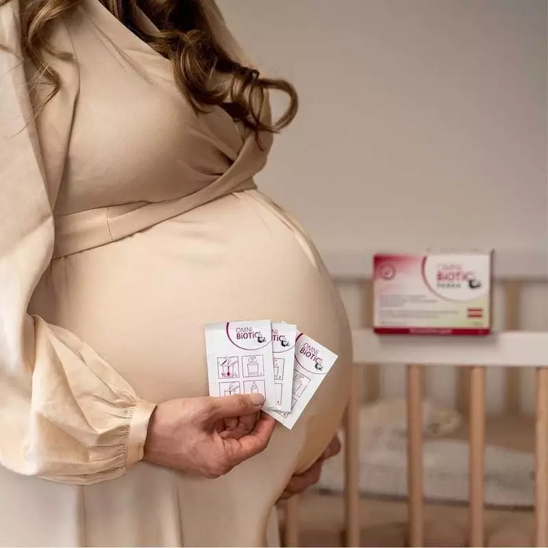 Maman et bébé dans une cuisine lumineuse avec Omni-Biotic Panda probiotique prénatal et nourrisson -