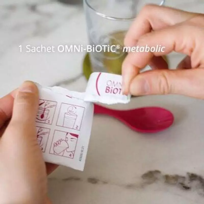 Boîte et sachets Omni-Biotic Metabolic 30 sachets x 3 g sur une table lumineuse