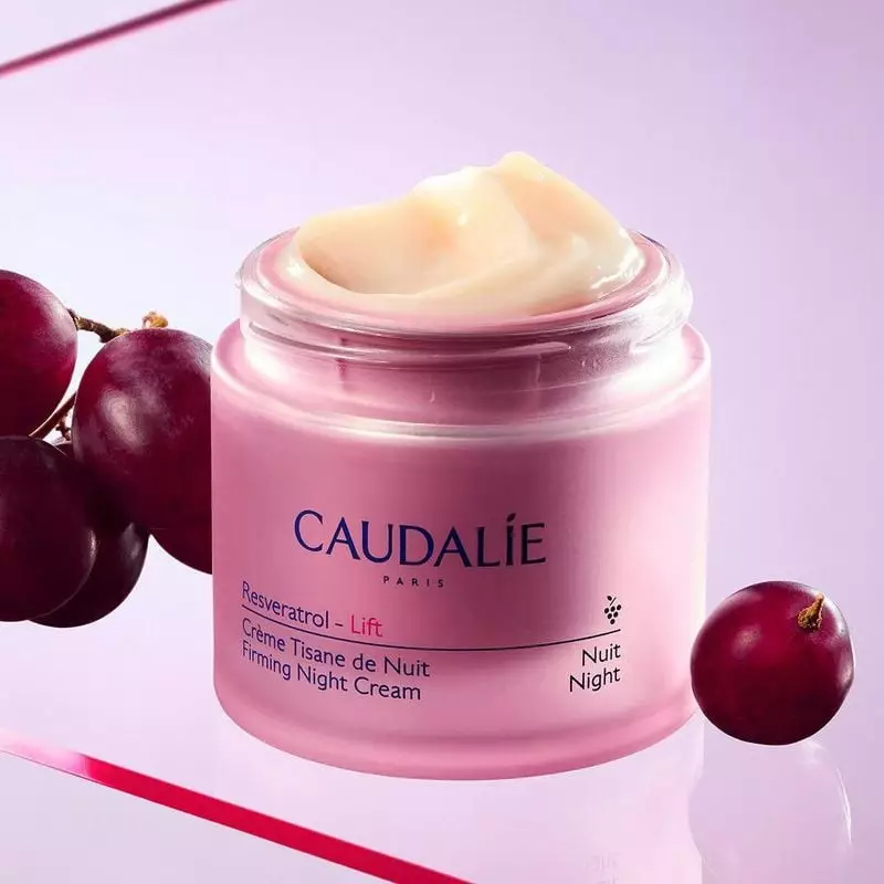 Ambiance apaisante avec Caudalie Crème Tisane Nuit Resvératrol Lift - 50 ml et son pot en verre.
