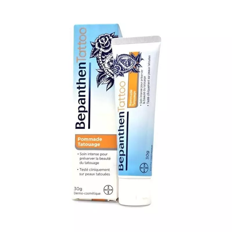 Boîte en carton et tube Bepanthen Tattoo Pommade 30 g côte à côte, packaging bleu et orange sur le t
