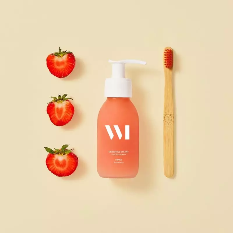 WhatMatters Dentifrice enfant bio fraise recharge - 180ml dans une salle de bain.