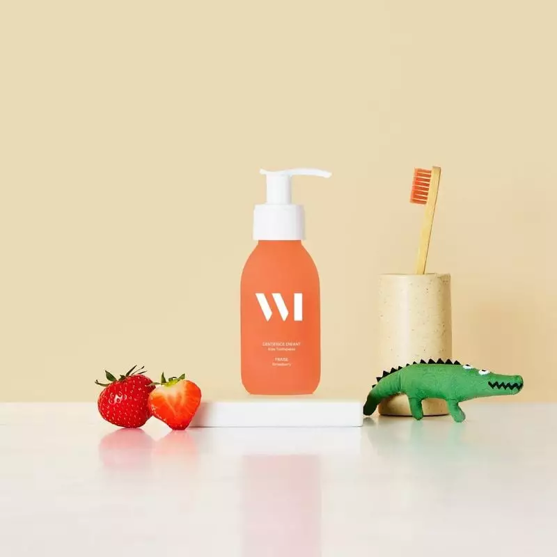 WhatMatters Dentifrice enfant bio fraise recharge - 180ml dans une salle de bain avec brosse à dents