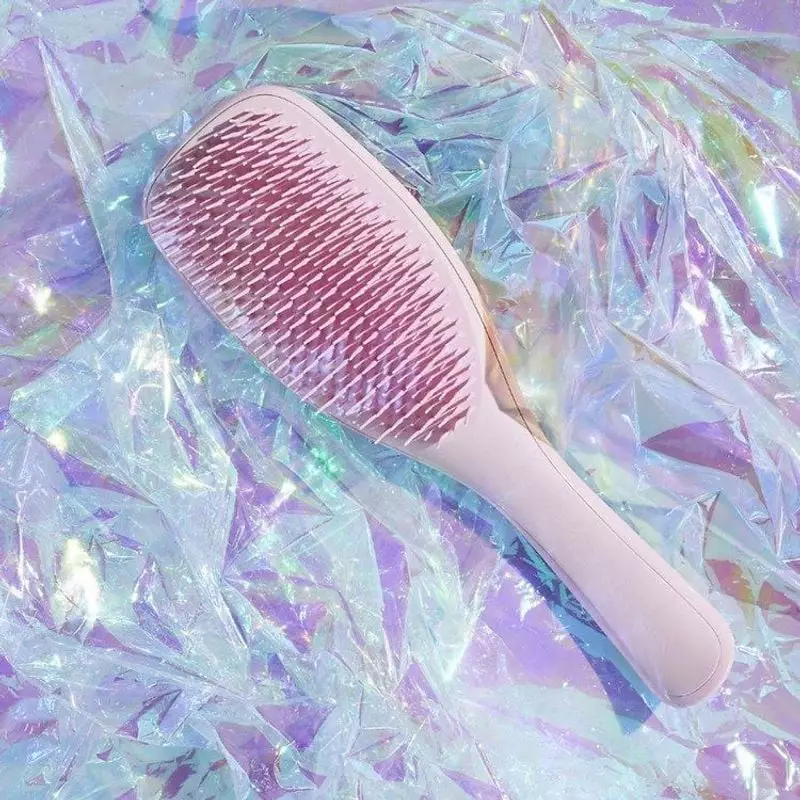 Brosse démêlante Tangle Teezer rose millennial sur fond holographique iridescent