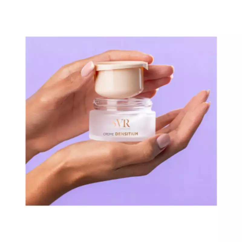 Routine beauté avec SVR Trousse Duo Redensifiant Illuminateur - 50 ml + 10 ml sur une table de salle