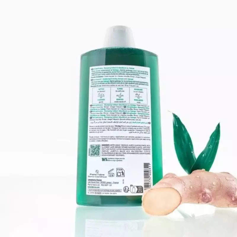 Klorane Shampoing Galanga anti-pelliculaire 2x400ml posé dans un cadre ambiant naturel et lumineux