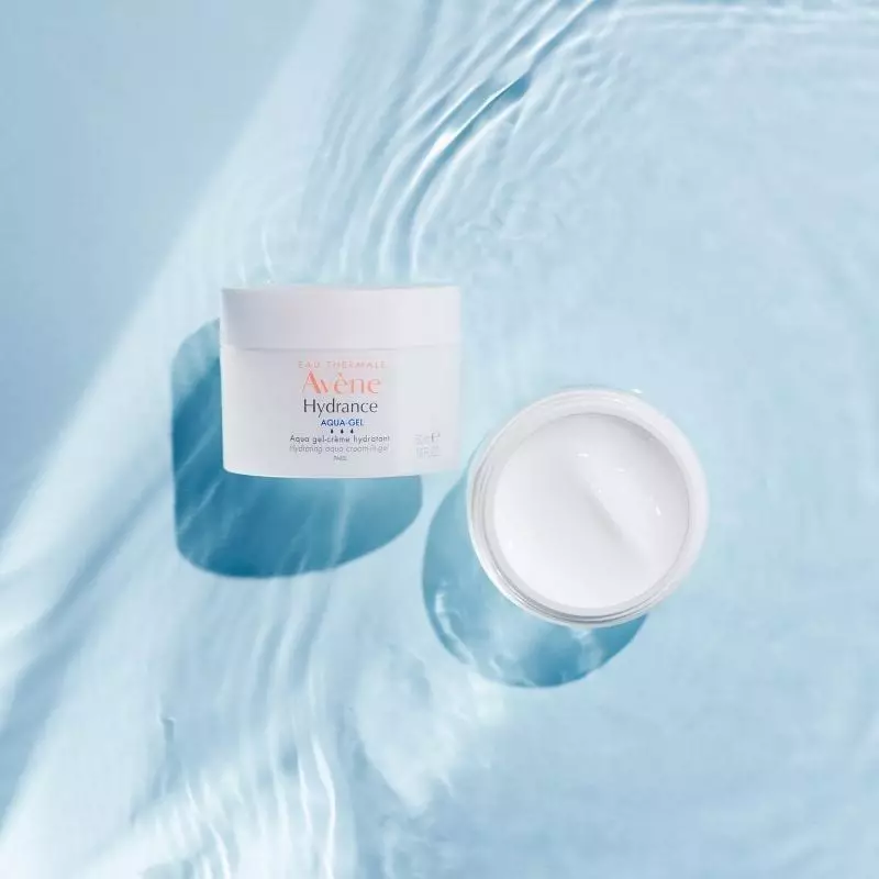 Avène Hydrance Aqua-Gel hydratant 50 ml dans un décor naturel et lumineux
