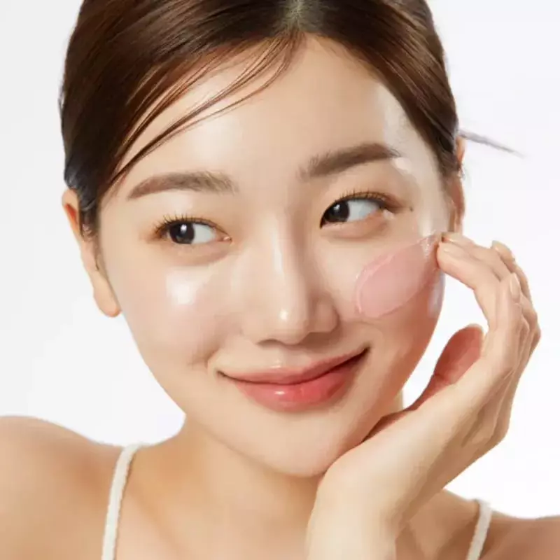 Lifestyle : application de la Crème gelée au collagène Medicube 110 ml sur le visage, texture jelly 