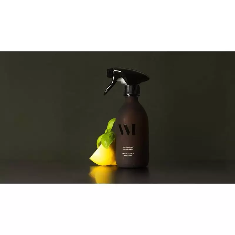 Flacon de nettoyant multi-surfaces basilic citron WhatMatters à côté de basilic frais et citron sur 