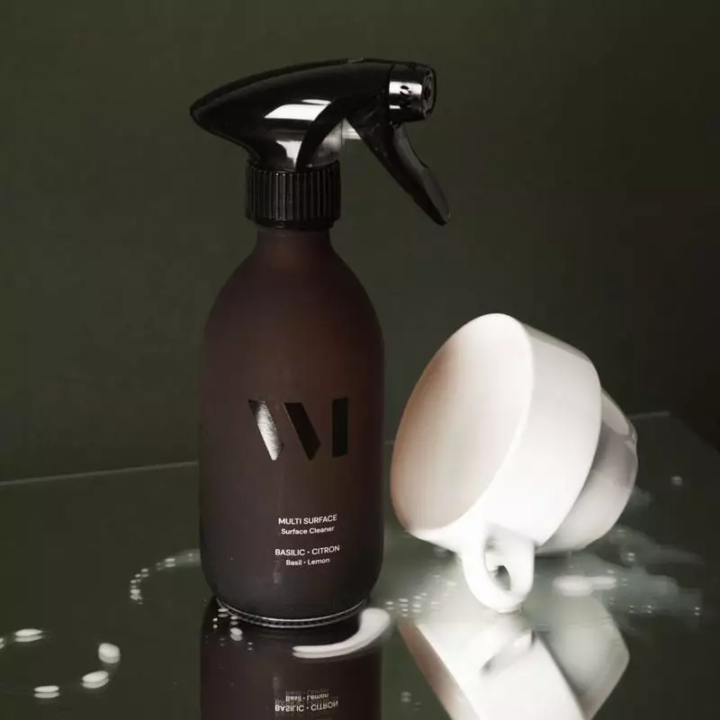 Flacon spray nettoyant multi-surfaces basilic citron WhatMatters avec tasses blanches et gouttes d'e
