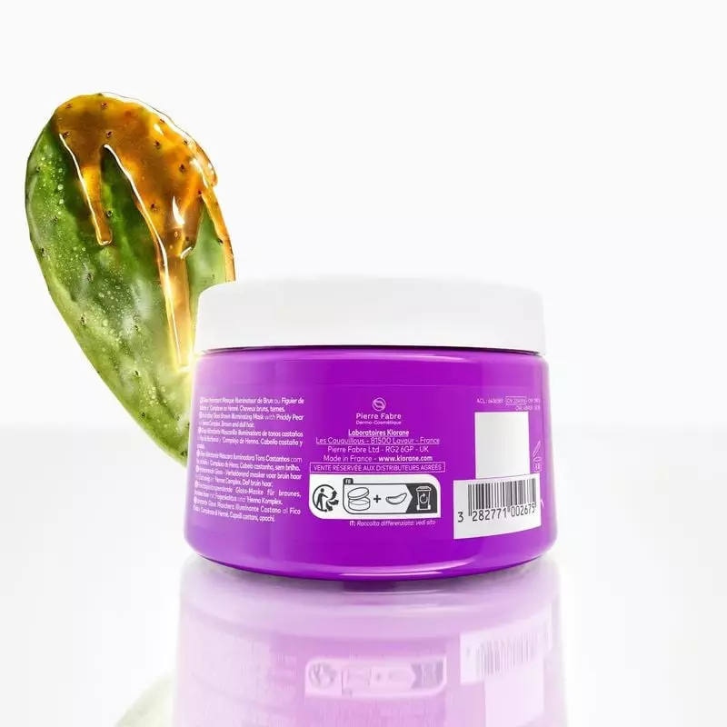 Masque gloss hydratant Klorane cheveux bruns 250 ml dans un décor ambiant naturel