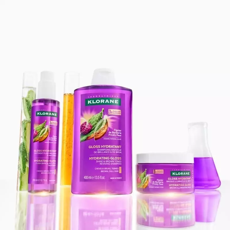 Klorane Masque gloss hydratant cheveux bruns - 250ml, présenté dans un décor ambiant lumineux et nat