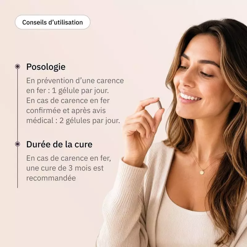Femme souriante tenant une gélule Hollis Fer près d'un conseil posologique de 1 à 2 gélules par jour
