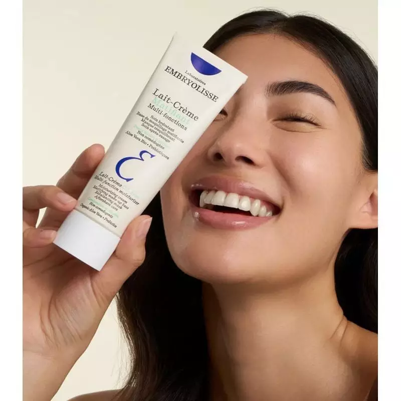 Embryolisse Lait-Crème Matifiant - 75 ml sur une table de salle de bain