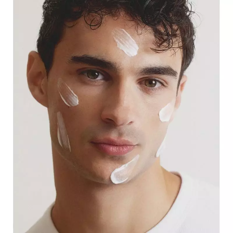 Embryolisse Lait-Crème Matifiant - 75 ml posé dans une salle de bain lumineuse, texture légère