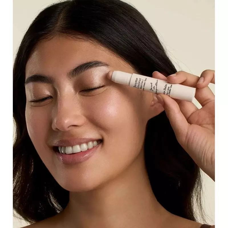 Image d’ambiance : Embryolisse Baume couleur stick 3 en 1 Champagne - 2,5 g posé sur une table