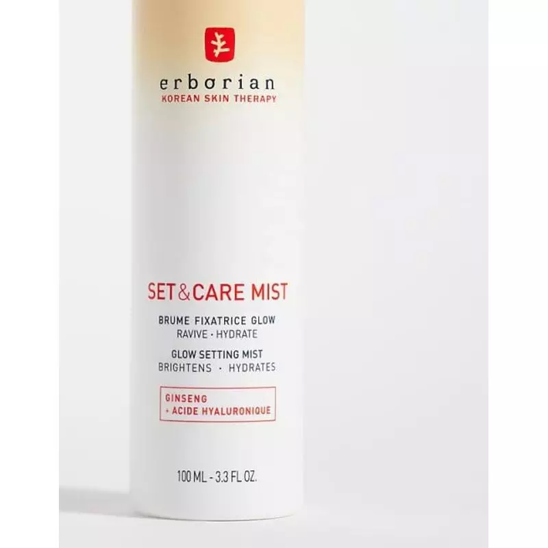 Gros plan sur l'étiquette de la brume Erborian Set & Care : ginseng, acide hyaluronique et format 10