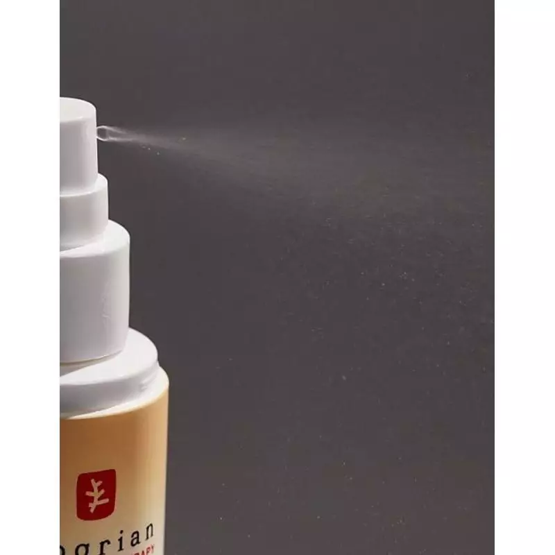 Gros plan sur la buse du vaporisateur Erborian Set & Care Mist diffusant un voile de brume fixante f