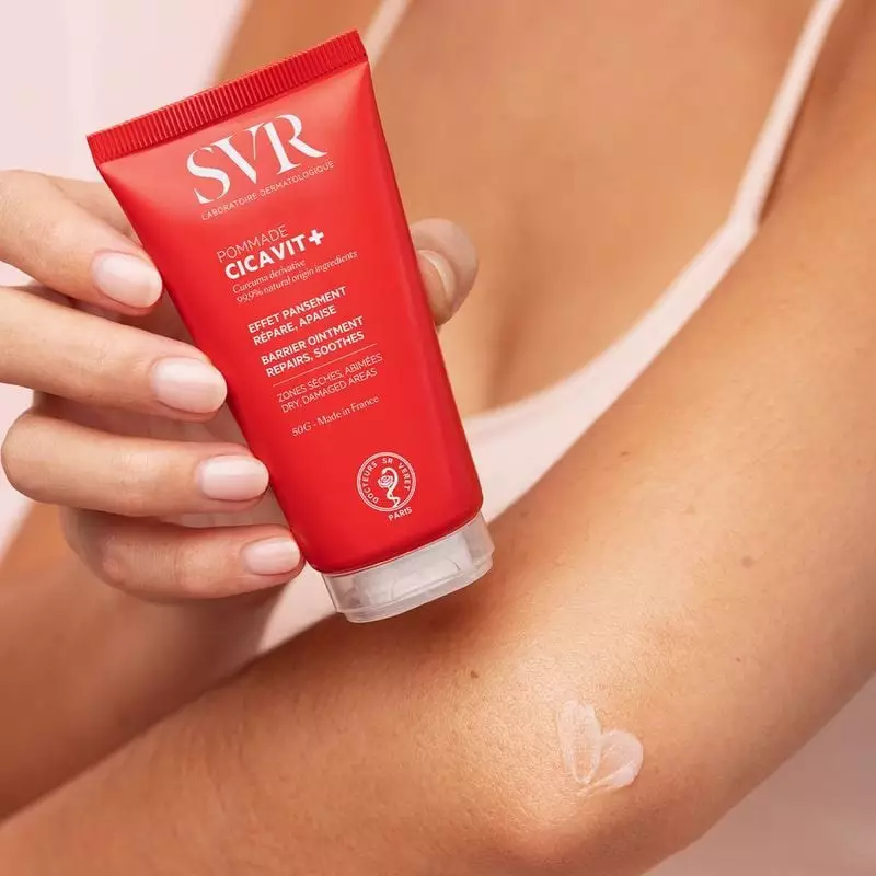 Tube SVR Cicavit+ Pommade 50 g tenu à la main au-dessus d'un bras, noisette de baume en forme de cœu