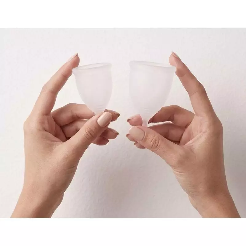 Deux coupes menstruelles Elia tailles S (20 ml) et M (30 ml) côte à côte pour comparer leur différen
