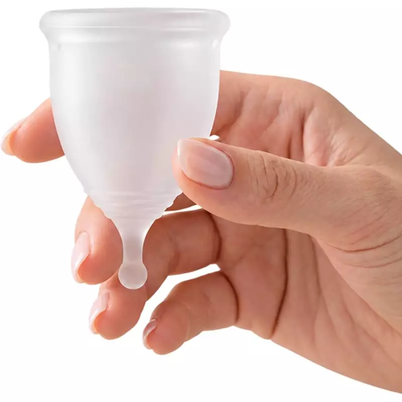 Main tenant la coupe menstruelle Elia 20 ml taille S, montrant sa forme compacte, son silicone soupl