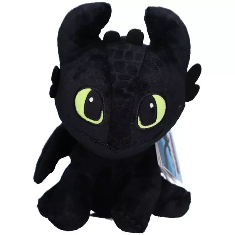 Vue de face de la peluche bouillotte dragon noir Krokmou aux yeux verts avec étiquette produit, assi