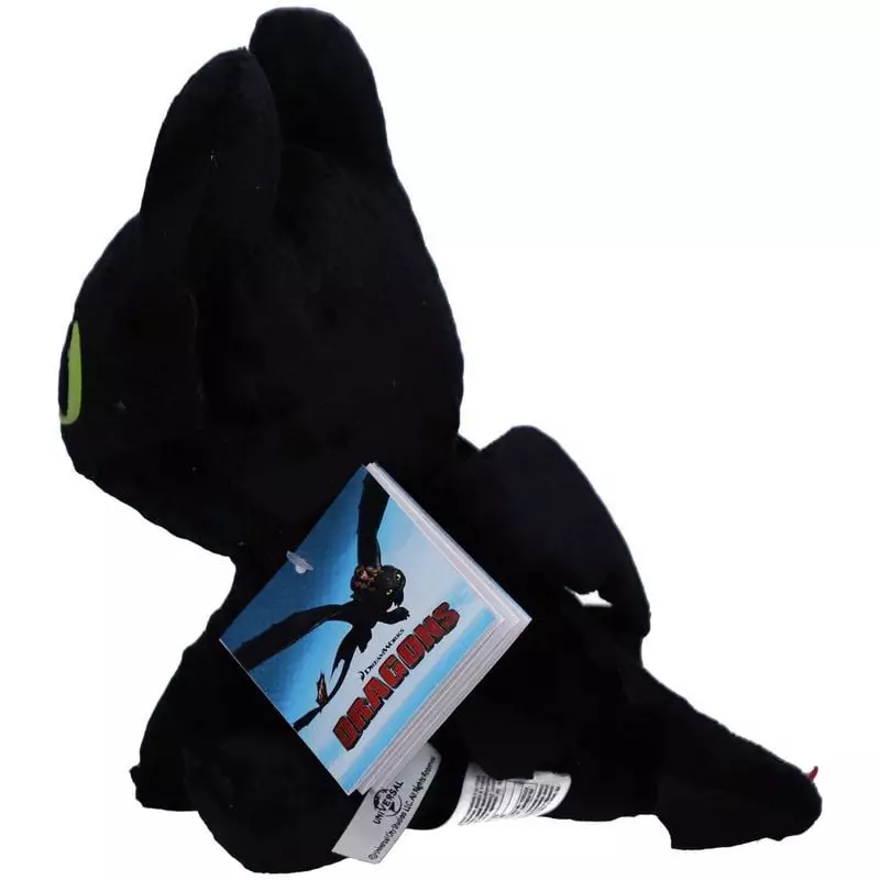 Vue de profil de la peluche dragon noir avec les étiquettes DreamWorks Dragons et Universal attachée