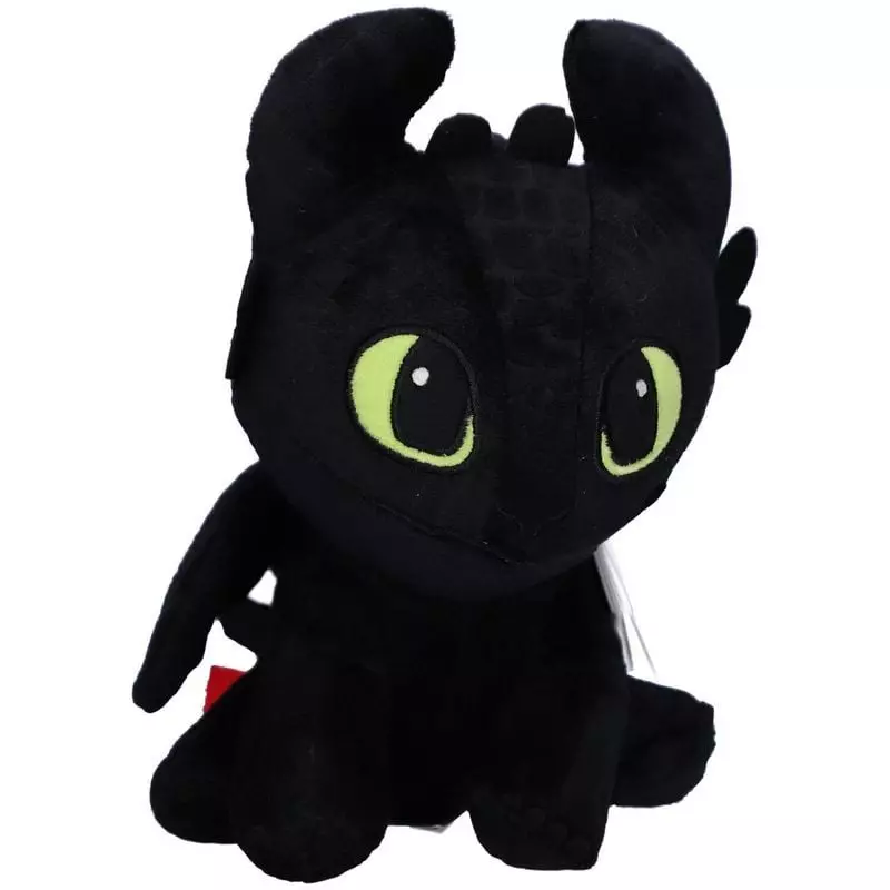 Vue de face de la peluche bouillotte dragon noir Krokmou assise, yeux verts et petites ailes en tiss