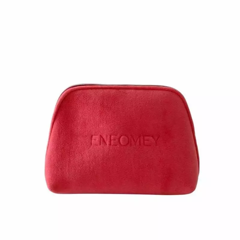 Trousse cosmétique rouge Eneomey avec logo embossé et fermeture éclair argentée sur fond blanc